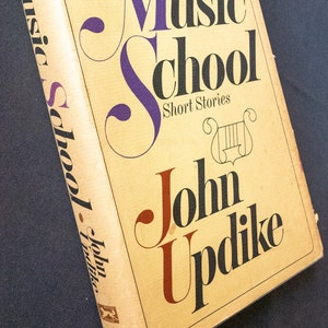 Szkoła muzyczna (1966) Opowiadania Johna Updike'a - Pierwsze wydanie w twardej oprawie z oryginalną, nieprzyciętą obwolutą.