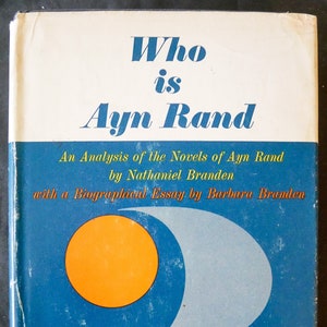 Pode incluir: Um conjunto de três canecas de cerâmica com acabamento fosco e salpicado. As canecas são em tons de creme, cinza claro e cinza escuro. Cada caneca tem um design simples e minimalista.