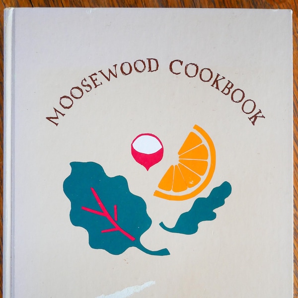 The Moosewood Cookbook (1977) de Mollie Katzen - Couverture rigide en très bon état. Livre de cuisine végétarienne le plus vendu du restaurant Moosewood