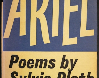 Ariel (1965) di Sylvia Plath. Prima edizione della raccolta di poesie di Plath pubblicata postuma. Copertina rigida con sovraccoperta originale.