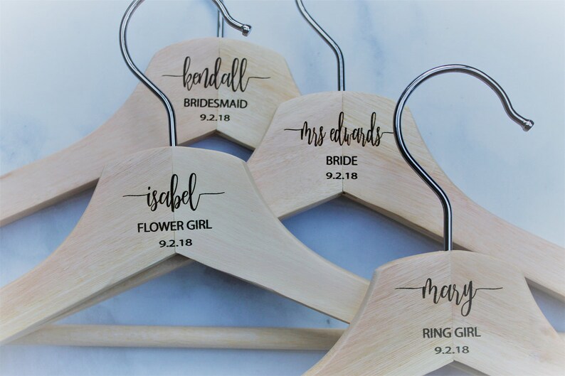 Personnalisé Mariage Cintres Robe Date Nom et titre de mariée Flower Girl