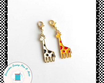 Giraffe zipper charm pair - Giraffe zipper pull pair - Giraffe Planner Charms - Giraffe Charms - Gift for quilter - Quilt Retreat gifts