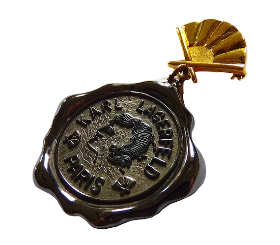 値下げました！Karl Lagefeld ヴィンテージブローチ Karl Lagerfeld Vintage Gold-Tone Banner Baroque Faux Pearl