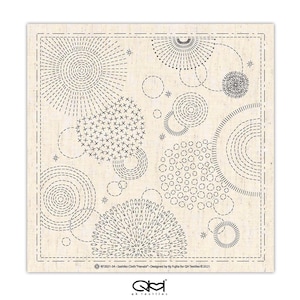 Könnte beinhalten: Ein schwarz-weißes Sashiko-Stickmuster mit verschiedenen geometrischen Formen, darunter Kreise, Sterne und Blumen. Das Muster ist für die Verwendung mit Nadel und Faden konzipiert.