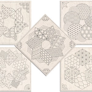 Può includere: Cinque pannelli di tessuto quadrati con intricati disegni geometrici cuciti con filo nero. Ogni pannello presenta un motivo diverso, tra cui cerchi, stelle e diamanti.