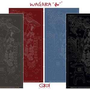 Può includere: Quattro pannelli rettangolari con un disegno di geisha giapponese. I pannelli sono in tonalità carbone, bordeaux, blu e nero. Ogni pannello presenta una geisha che tiene un ombrello, con fiori di ciliegio e una lanterna tradizionale. La parola "WAGARA" è in alto.