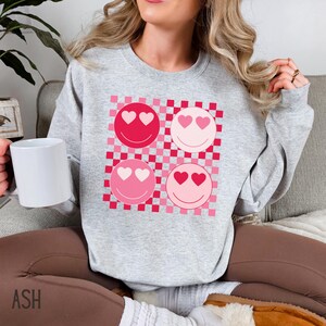 Valentine&#39;s Day Sweatshirt, Smiley Face Sweatshirt, Valentine&#39;s Hearts, Gildan Sweatshirt, Checkered Smiley Face Shirt, Valentine&#39;s Outfit