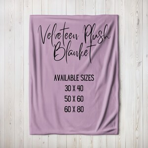 Puede incluir: Una manta de terciopelo suave de color lavanda con el texto "Velveteen Plush Blanket" y "AVAILABLE SIZES" con los siguientes tama&ntilde;os: 30 x 40, 50 x 60, 60 x 80.