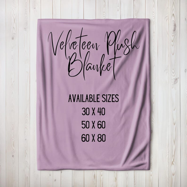 Puede incluir: Una manta de terciopelo suave de color lavanda con el texto "Velveteen Plush Blanket" y "AVAILABLE SIZES" con los siguientes tama&ntilde;os: 30 x 40, 50 x 60, 60 x 80.