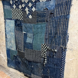 Alfombra japonesa vintage con parches de boro teñidos con índigo intenso n.° 2631