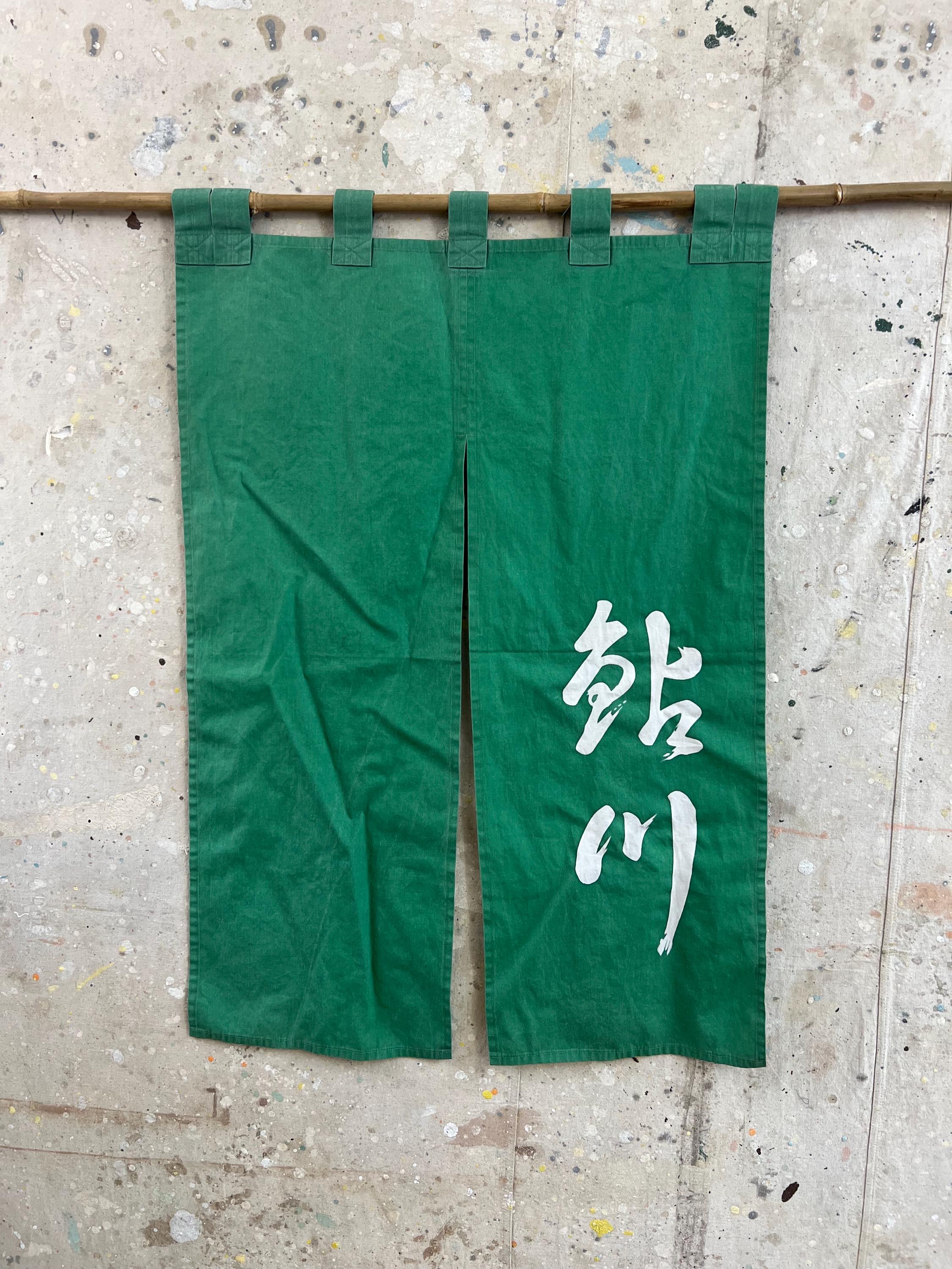 新しい年にふさわしい両面染め本麻暖簾　梅の柄　日本製／ターコイズ・抹茶 新しい年にふさわしい両面染め本麻暖簾 梅の柄 日本製／ターコイズ