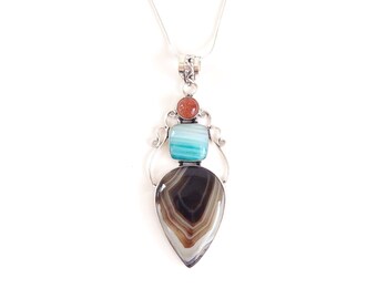 2.5" Artisan-made Natural Black Banded Agate Pendant Necklace