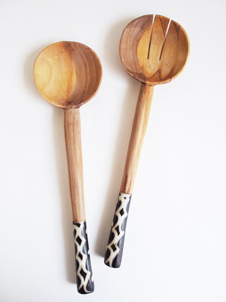 KENYA 14 Long Handle Olive Wood /& Batiked Bone Salad Server Set