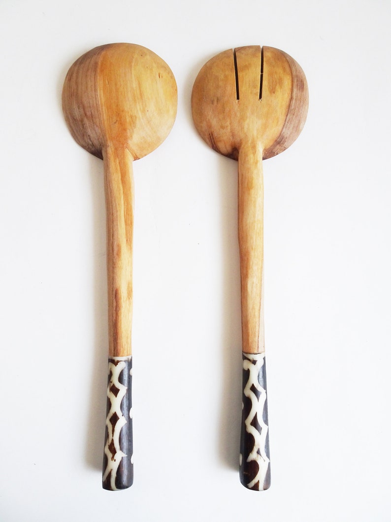 KENYA 14 Long Handle Olive Wood /& Batiked Bone Salad Server Set