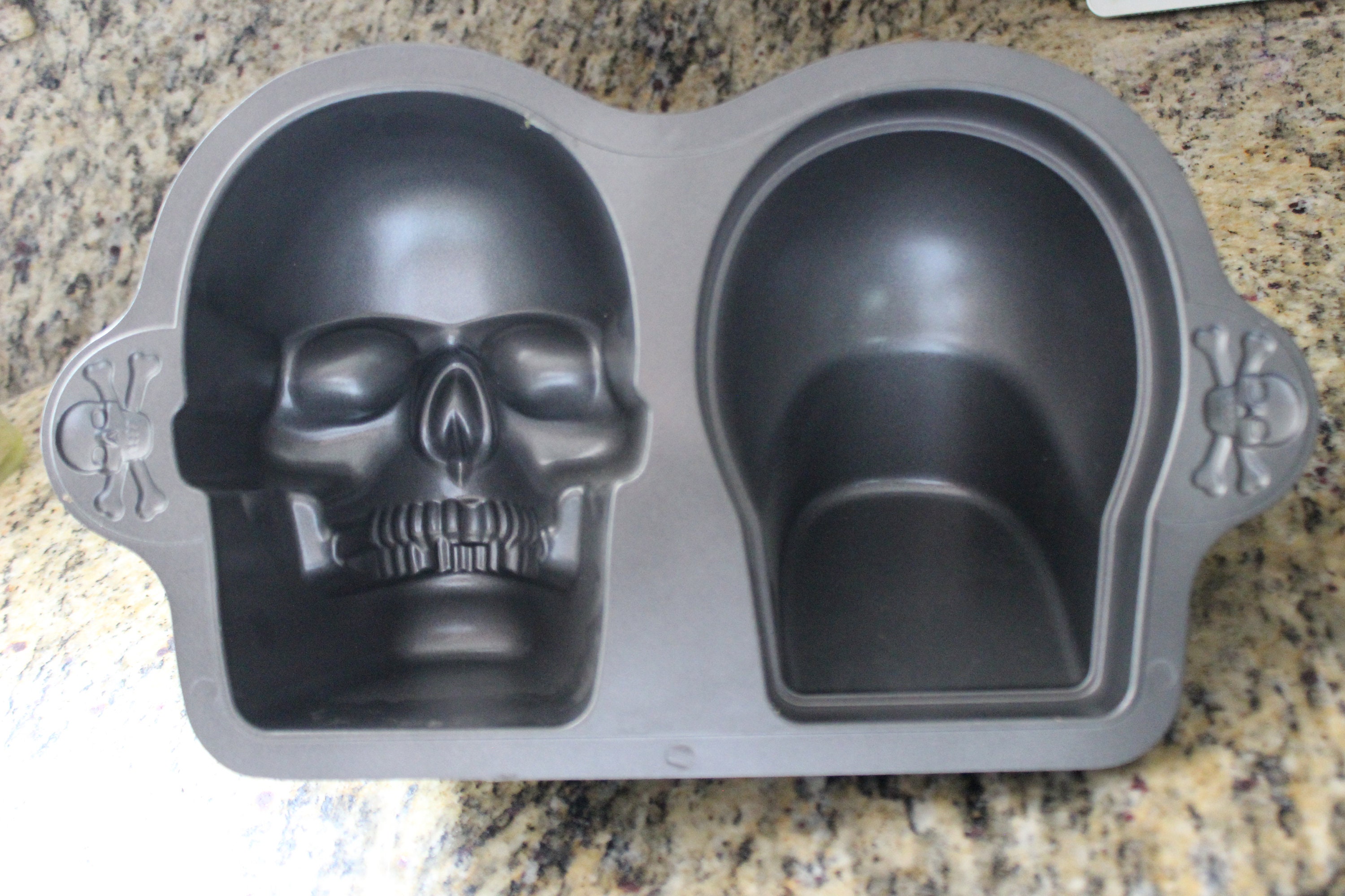  Wilton Skull Cake Pan with Flutes: Novelty Cake Pans: Home &  Kitchen