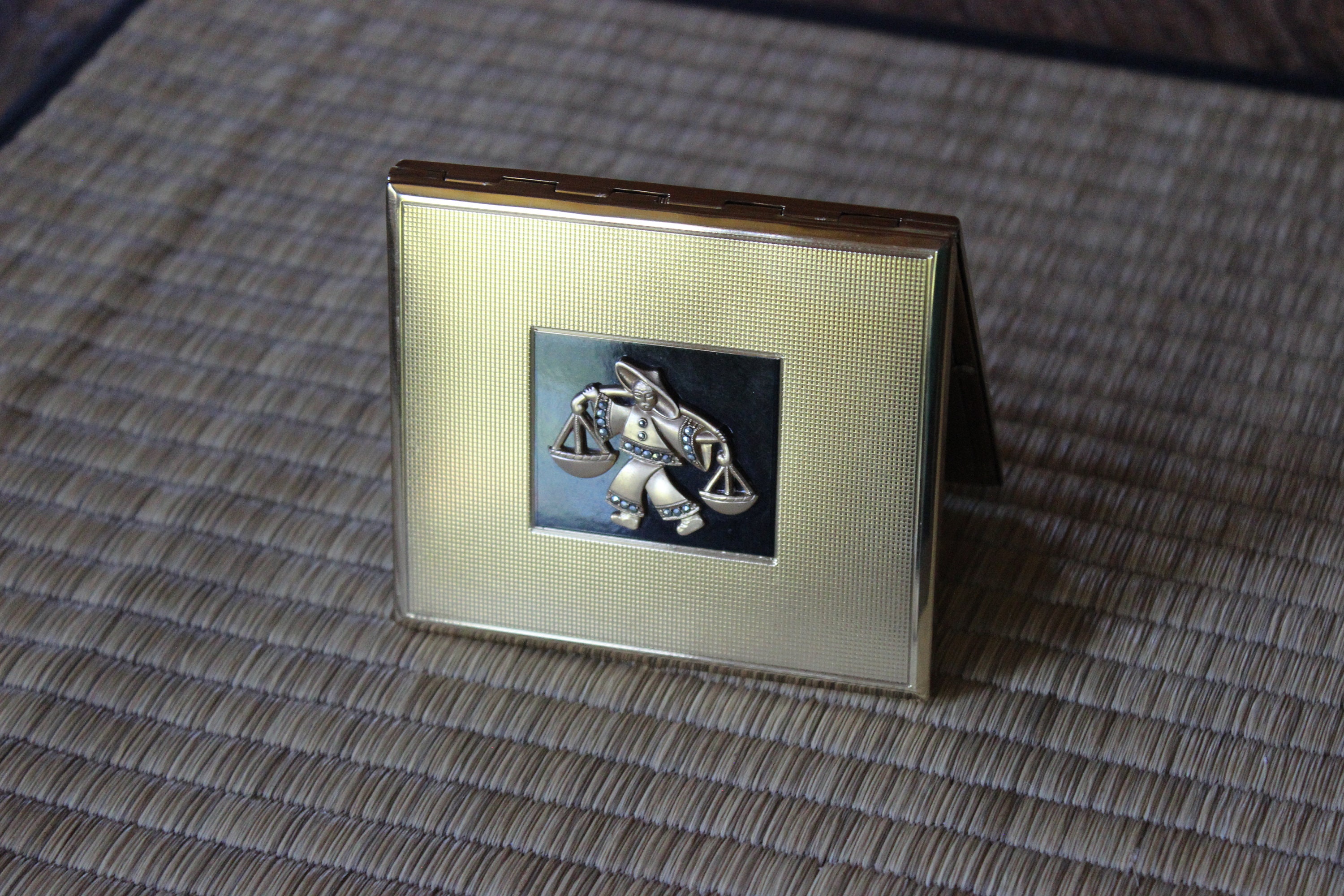 Vintage Compact With Oriental Design Unused With Original  display picture 3