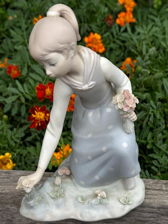Lladro 人形 XX Lladro Girl Picking Flowers - Etsy