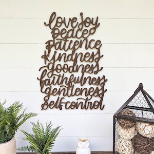 Letrero de pared de madera hecho a mano con los Frutos del Espíritu.