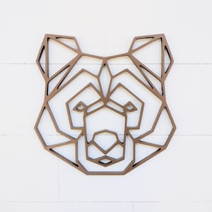 Pode incluir: Arte de parede com cabeça de urso geométrico castanho. A obra de arte apresenta um design poligonal moderno, criando um efeito visual marcante. O rosto do urso é composto por linhas e formas interligadas, perfeito para adicionar um toque de estilo contemporâneo. Medidas em cm.