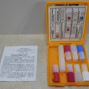 Puede incluir: Una taza de cerámica blanca con un asa negra y el texto "But First, Coffee" en negro, con una fuente de estilo manuscrito. La taza está sobre una superficie blanca.