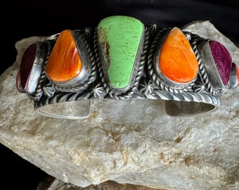 Pulsera navajo de plata esterlina firmada por Charles Johnson