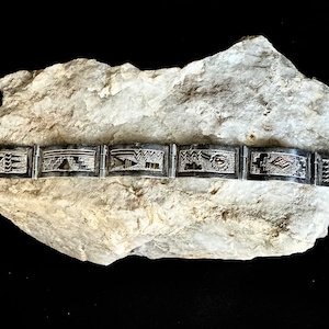 Un bracelet navajo natif signé Mariano
