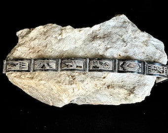 Una pulsera navajo nativa firmada por Mariano