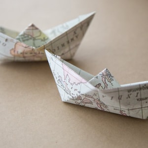 25pcs Mapa del mundo favor de la boda, favor de la boda de viaje, mapa del mundo vintage arroz comfeti barcos de papel, mapa del mundo de viaje confeti titulares
