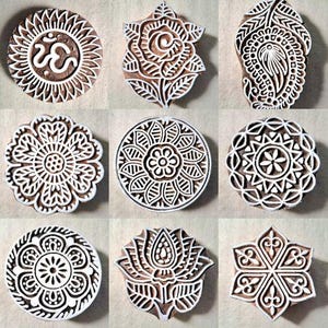 Può includere: Dieci blocchi di stampa in legno con disegni intricati. I disegni includono un fiore, un motivo paisley, un mandala, un fiore di loto e un motivo geometrico. I blocchi sono tutti intagliati in uno stile tradizionale e sono perfetti per creare stampe uniche.