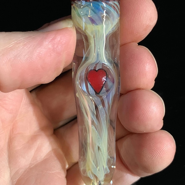 Chillum de pipa de vidrio Inside Out con corazón Millefiori