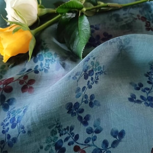 Dünne 100% Ramie Navy Blue Blätter auf blauem Stoff Ramie - 1/2 Hof