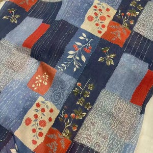 Tela 100% ramio, tela a cuadros con flores azul marino y rojas para vestidos de verano, cortinas y cojines.