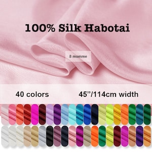 Puede incluir: Primer plano de una tela de Habotai de seda rosa al 100% con el texto "8 momme" y "45"/114 cm de ancho. Debajo de la tela hay una muestra de 40 colores diferentes de la misma tela.