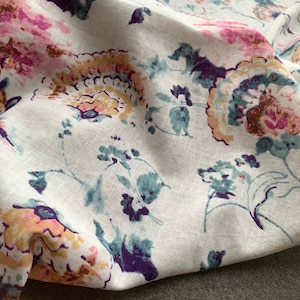 Tela de lino floral con acuarela de lirios para vestido de verano - 1/2 yarda