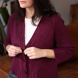Beginner friendly Mellow Mood Cardigan knitting pattern with video tutorial (Eng, De, Fr). PDF
