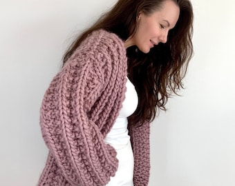 Grobstrick Cardigan Strickanleitung von ESNQ Knit | Gestrickte Ripp-Strickjacke Heather | Sofort Download