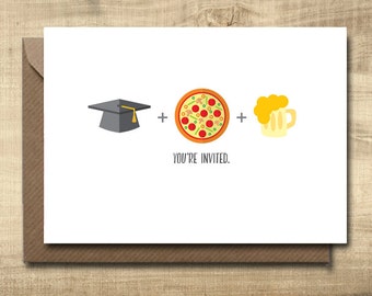 Puede incluir: Una tarjeta blanca con un gorro de graduación negro, una pizza con pepperoni, pimientos verdes y champiñones, y una jarra de cerveza amarilla. El texto en la tarjeta dice "You're Invited."