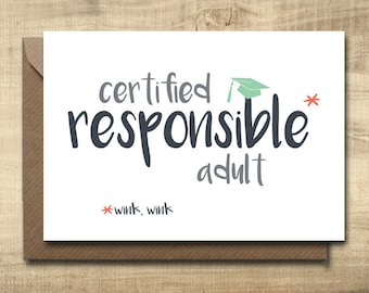 Könnte beinhalten: Weiße Karte mit dem Text "certified responsible adult" in schwarzer und grauer Schrift. Über dem Wort "responsible" ist eine grüne Graduation Cap gezeichnet. Der Text "*wink wink*" ist in rot unter dem Haupttext geschrieben.