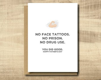 Könnte beinhalten: Eine weiße Karte mit einer humorvollen Botschaft zum Vatertag. Die Karte zeigt eine einfache Zeichnung eines Bizepses und den Text "NO FACE TATTOOS. NO PRISON. NO DRUG USE. YOU DID GOOD. HAPPY FATHER'S DAY."