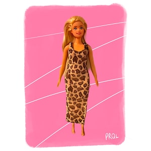 Op de afbeelding: Een blonde pop die een bruine en zwarte luipaardprintjurk draagt. De pop staat op een roze achtergrond met witte lijnen.