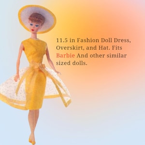 Könnte beinhalten: Ein gelbes Kleid, ein weißer Überrock und ein passender Hut für eine 29,2 cm große Modepuppe. Das Outfit ist für Barbie und andere ähnlich große Puppen geeignet.