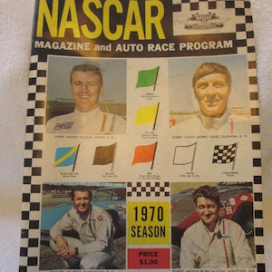 Puede incluir: Una portada de revista y programa de carreras de autos NASCAR vintage de la temporada 1970. La portada presenta fotos de cuatro pilotos: James Harvey Hilton, Robert Vance Isaac, Richard Lee Petty y Robert Arthur Allison. La portada también incluye un precio de $ 1.00 y el texto "NASCAR Grand National Championship Auto Races".