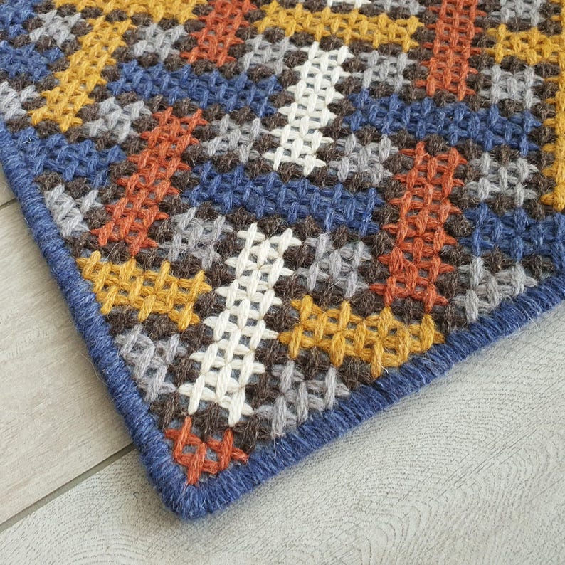 Close-up textured wool rug, treatment of the rug edges, angle of the handmade rug.