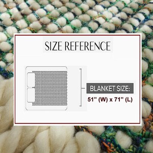 Puede incluir: Primer plano de una manta texturizada con un dise&ntilde;o tejido colorido. La imagen incluye un gr&aacute;fico de referencia de tama&ntilde;o, que indica que las dimensiones de la manta son 130 cm de ancho y 180 cm de largo.