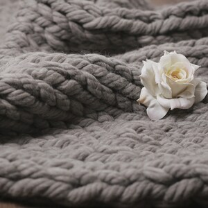 Chunky Knit wool blanket Gray from Australian wool yarn, Giant knit throw blanket, Bulky Wool blanket, Thick Knitted blanket, 47x70 image 4