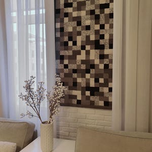 K&ouml;nnte beinhalten: Eine wei&szlig;e Backsteinwand mit einer grauen und schwarzen geometrischen Mustertapete, die daran h&auml;ngt. Eine wei&szlig;e Vase mit einem wei&szlig;en Zweig mit wei&szlig;en Beeren steht vor der Tapete.