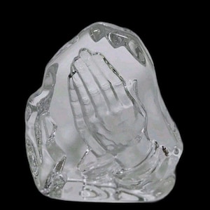 Escultura vintage de manos en oración, pisapapeles de vidrio 3D, grabado religioso.
