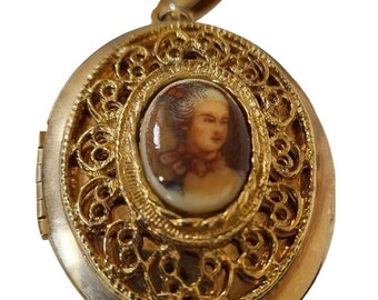 Vintage Sarah Coventry Gold-tone 2 3/4" Length Cameo Photo Locket