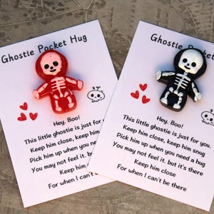 Esqueleto fantasma de abrazo de bolsillo: un símbolo de amor fantasmal. Un recuerdo sincero, un recuerdo, un afecto preciado, un regalo de Halloween.