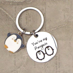 Llavero de bolsillo con forma de abrazo: símbolo de amor de pingüino, regalo de San Valentín, recuerdo sincero, recuerdo, afecto preciado, un regalo de amor infinito.